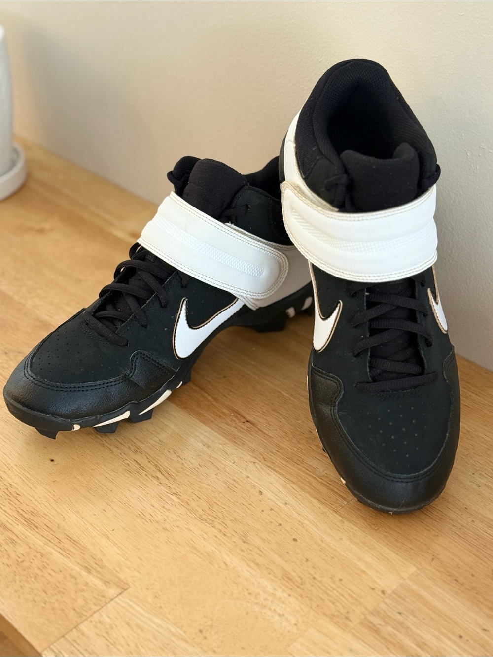 Nike Men Black and White Mid-Top Cleats